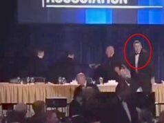 Un uomo è stato acclamato come un eroe per essersi fermato di fronte a Trump non appena sono stati sparati degli spari fuori dalla cena dei corrispondenti della Casa Bianca