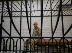 Il cugino del defunto dittatore siriano Assad viene fatto sfilare nella gabbia del tribunale mentre viene processato accusato di sparatorie di massa e tortura di bambini