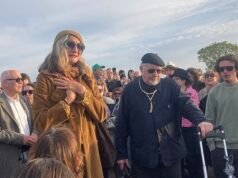 Il frontman dei Madness Suggs canta durante una veglia commossa per Finbar Sullivan, 21 anni, pugnalato a morte a Primrose Hill