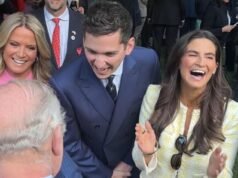 “Continua a provare!”: King scherza con il comico americano che fa della sua migliore imitazione di Charles quando si incontrano alla festa in giardino di Washington