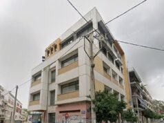 Un uomo armato, 89 anni, apre il fuoco ferendone almeno cinque ad Atene prima di fuggire