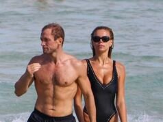 Taron Egerton a torso nudo ricrea l’iconica scena di Bond mentre emerge dal mare con la fidanzata star di Baywatch in costume da bagno Brooks Nader durante la sua candidatura per il ruolo di 007