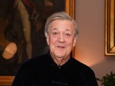 Stephen Fry, 68 anni, fa causa alla conferenza tecnica per £ 100.000 di danni dopo essere caduto da sei piedi da un palco rompendosi una gamba, le costole e l’anca