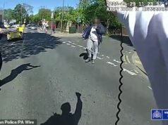 Momento drammatico del sospettato della polizia Taser Golders Green a terra e lottare con il coltello dalle sue mani è catturato in un filmato da infarto della bodycam