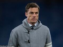 Scott Parker viene eliminato dal retrocesso Burnley – quattro partite prima della fine della stagione… e la leggenda della Premier League è la favorita per prendere il suo posto