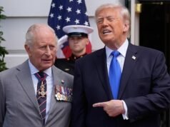 Trump saluta “il più grande re” dopo la trionfante visita di Stato: il presidente elogia Carlo e la regina Camilla “davvero grandi” mentre i reali rendono omaggio al cimitero di Arlington