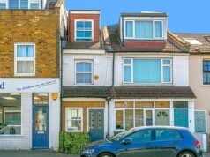 Una piccola casa nel verde sobborgo di Londra, più stretta di una carrozza della metropolitana, sarà in vendita per £ 642.000