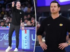 L’allenatore dei Lakers JJ Redick allaccia scarpe da ginnastica Nike personalizzate per il mese di accettazione dell’autismo