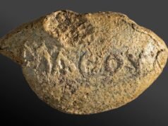 Gli archeologi trovano in Israele un proiettile vecchio di 2.100 anni con un messaggio “sarcastico” ai nemici