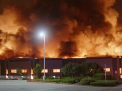 Un enorme incendio fa fuggire i vigili del fuoco, prima che facciano una scoperta scioccante