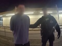 L’uomo è stato accusato di aver preso a calci il personale della compagnia aerea e di aver morso un passeggero durante il volo