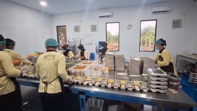 1776075925_69168ef6ec394-suasana-dapur-mbg-di-brebes-saat-akan-menyiapkan-untuk-disalurkan-ke-sekolah_1265_711.jpg