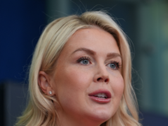 Karoline Leavitt tiene una conferenza stampa alla Casa Bianca