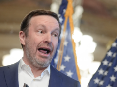 Chris Murphy attacca Trump all’estero e chiede una lotta globale