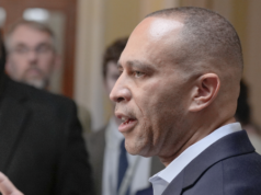 Il rappresentante Jeffries attacca Karoline Leavitt e difende la promessa di “massima guerra”