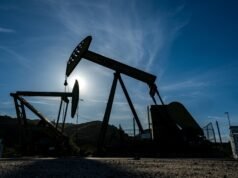 I prezzi del petrolio salgono alle stelle per i timori di una lunga interruzione delle forniture e dell’assedio statunitense dei porti iraniani