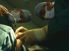 A una donna vengono strappati i denti del giudizio: cosa viene catturato dai video shock