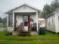 Un’auto si schianta contro la parata del Capodanno laotiano della Louisiana, ferendo circa 15 persone
