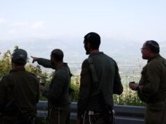 Indignazione dopo la foto che mostra un soldato israeliano che distrugge la statua di Gesù in Libano