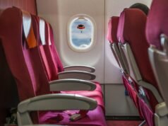 Un uomo stupito da ciò che fa il suo compagno di viaggio sull’aereo: “Orribile per entrambi”