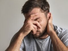 Un uomo condivide una “confessione” sui bambini: riceve una reazione immediata: “È desolante”