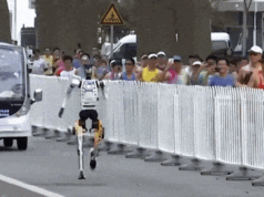 Robot umanoidi sfrecciano davanti agli umani nella mezza maratona di Pechino