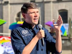 James Talarico denuncia l’esposizione dei Dieci Comandamenti nelle aule