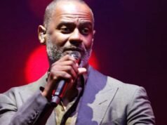 Sorpresa inaspettata! Il momento in cui Brian McKnight sembra romantico al matrimonio di El Rumi e Syifa Hadju