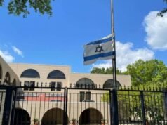 Droni stranieri lanciano materiali pericolosi contro l’ambasciata israeliana a Londra, aumenta la sicurezza