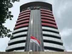 La Commissione per l’eradicazione della corruzione porta 12 funzionari della reggenza di Tulungagung a Surabaya dopo l’esame da parte dell’OTT del reggente di Tulungagung