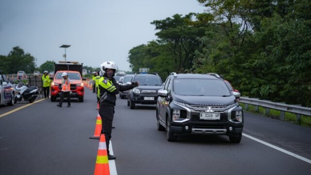 69d104d5dacd7-petugas-kepolisian-mengatur-arus-lalu-lintas-saat-mudik-lebaran_gemini_1265_711.jpg