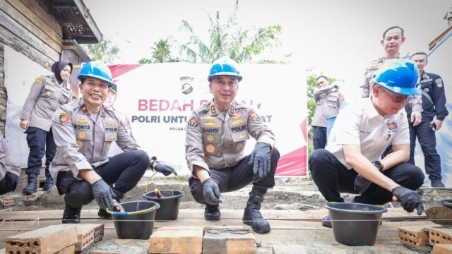 69d8c7f3070ed-kapolda-sumsel-irjen-sandi-nugroho-melaksanakan-program-bedah-rumah_gemini_1265_711.jpg
