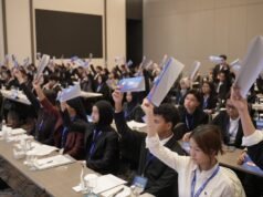 Centinaia di studenti prendono parte alla simulazione di una sessione delle Nazioni Unite, discutono della gestione del cyberbullismo e dei problemi di salute