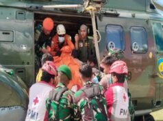 Le forze speciali dell’aeronautica indonesiana evacuano 8 vittime dell’elicottero precipitato a Sekadau, nel Kalimantan occidentale