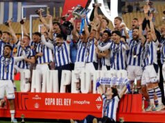 Momenti di tensione La Real Sociedad solleva il trofeo della Copa Del Rey dopo aver battuto l’Atletico