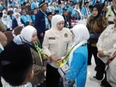 Khofifah rilascia la partenza del primo gruppo di 374 pellegrini Hajj per imbarcarsi a Surabaya