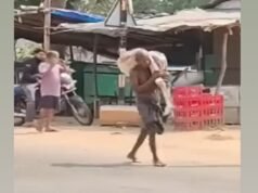 Un uomo in India suscita scalpore dopo aver portato il corpo di suo fratello in banca