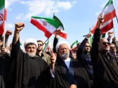 Le autorità iraniane attendono la “vittoria” della guerra mentre i sostenitori celebrano l’anniversario del 1979