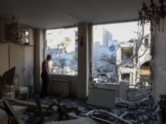 Rifugiato nella mia città: sopravvissuto al bombardamento di Teheran, con il mio gatto come compagnia