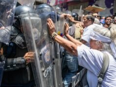La polizia in Venezuela blocca i manifestanti che chiedono salari e pensioni più alti