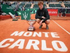 Sinner batte Alcaraz in due set e vince Monte Carlo; riconquistare il primo posto