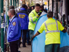 La gente del posto è stufa di una coppia di senzatetto di New York che fa sesso e fa la cacca sul marciapiede nel vecchio quartiere di Zohran Mamdani