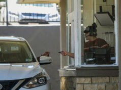 Nonostante gli avvertimenti apocalittici, l’aumento dei salari dei fast food in California non ha ucciso posti di lavoro