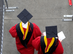 Il New York Times si entusiasma per i migranti e mette da parte i laureati statunitensi