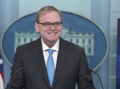 Non puoi permetterti il cibo? Ciò non impedirà a questo amico di Trump di sorridere.