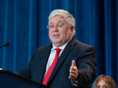 Il governatore del West Virginia firma un disegno di legge che estende il diritto costituzionale ai giovani di età compresa tra i 18 e i 20 anni