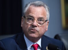 Il GOP si abbassa al nuovo minimo razzista per difendere la guerra di Trump