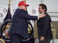 Ron DeSantis continua la patetica ricerca di diventare un mini-Trump