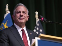 Guardate questo governatore repubblicano dimenarsi quando gli viene chiesto delle tariffe di Trump