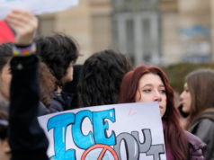 La scuola della California cancella il record degli studenti disciplinati per il volantino Pro-ICE